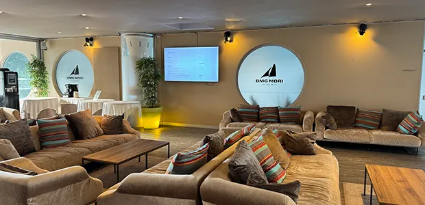 xklusive Lounge im DMG MORI Eventbereich mit modernen Sofas und Monitorwand – gestaltet von All About LiveCom